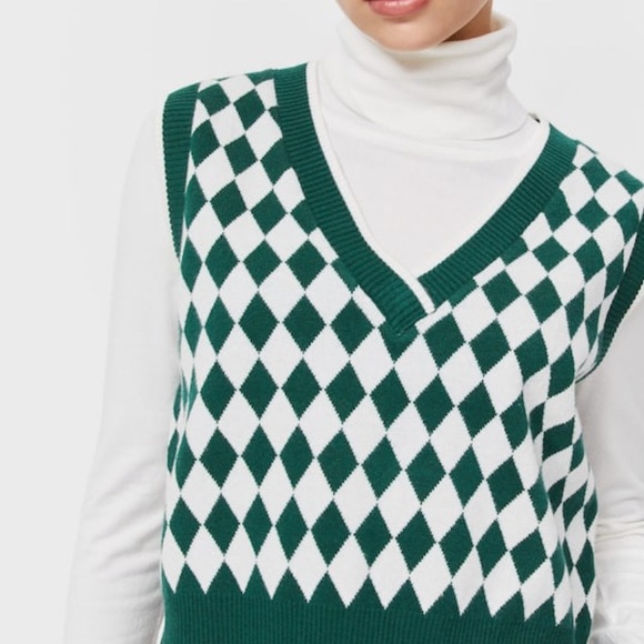 Trend alert!!!! Green and white vest - Picture 2 of 3